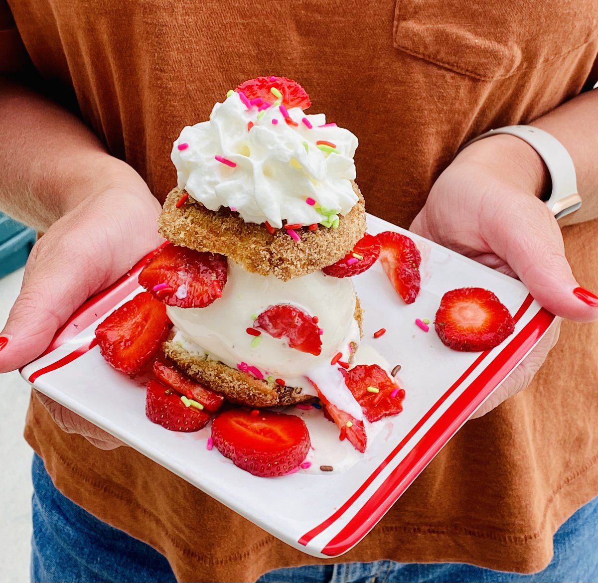NEW Hours!!

Mr. E's Donut &amp; Custard Shop will now be open from 11am - 8:30pm daily. Swing by for a refreshing treat!