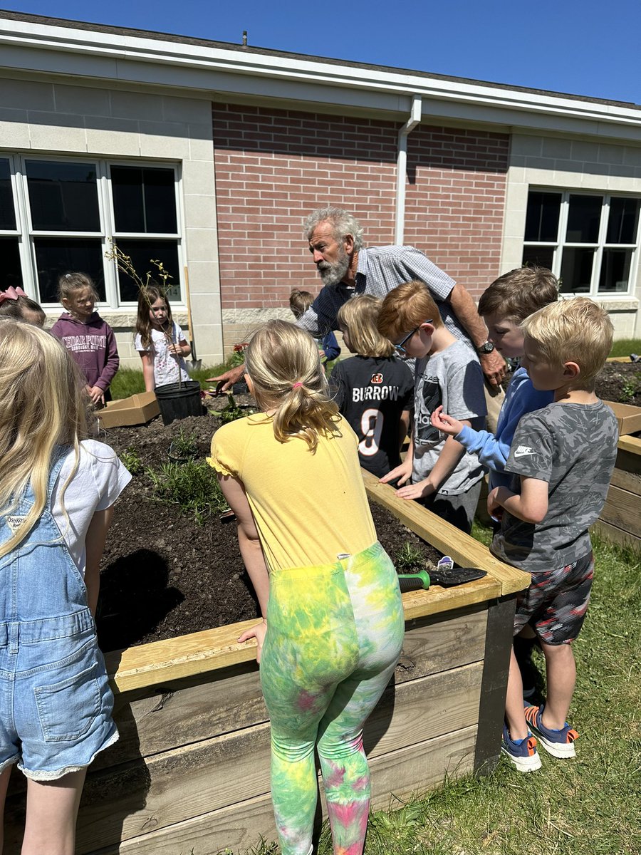 MrsWhiteC6's tweet photo. What a fun morning helping plant different fruits and vegetables in our Ellsworth Hill garden! https://t.co/qbSRoZ5OlM