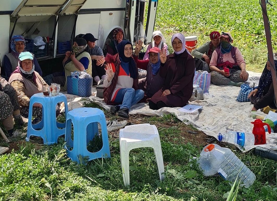 AK Parti İl Kadın Kolları Başkanımız Zeliha Erdoğan Bağcı,Yönetim Kurulu Üyeleri ve Emine Aktaş hanımın katılımlarıyla evde bulamadığımız seçmenimizi tarlada ziyaret ettik..
<a href="/zlherdoganbagci/">zelihaerdoganbagci🇹🇷🇹🇷</a> <a href="/AlimNuran/">nuran alim</a> <a href="/kubra4kardes/">Kübra Dörtkardeş</a> @Bayramburdur <a href="/profademkorkmaz/">Adem Korkmaz</a> <a href="/volkanmengi/">volkan mengi 🇹🇷🇵🇸</a> <a href="/mustafaozboyaci/">mustafa özboyacı 🇹🇷</a>
