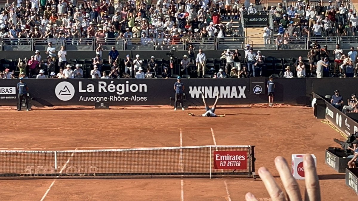 La clim. Le point a finalement été remporté par Brandon Nakashima. 6-5 pour Arthur Fils tout de même, mais aucun break et un gros doute sur le physique du jeune Français. Le public est fou furieux contre l’arbitre. #OpenParc #Fils