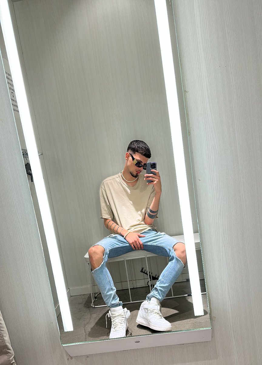 onlydany01's tweet photo. C'è ancora un bel po' di spazio, chi viene in camerino con me? 
There is still plenty of room, who will come to the dressing room with me?💙🤍
• https://t.co/e2iBEM2zSz
• https://t.co/e2iBEM2zSz https://t.co/etGtipKEJG