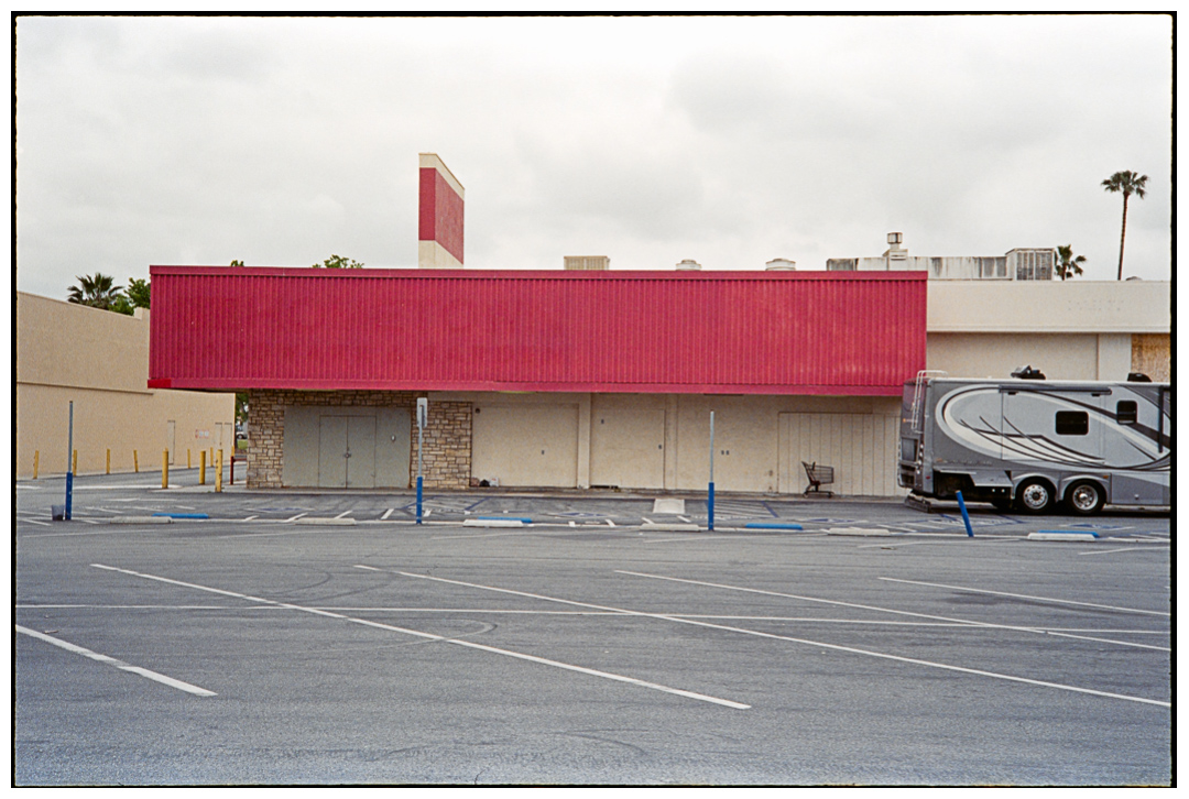 For the May Architecture #CameraChallenge I'm starting with mundane but ubiquitous signs of our times: A prefab concrete industrial park and a defunct mid-century suburban supermarket where we shopped 30+ years ago.

📷: #Olympus35RC
🎞️: #FujiSuperiaXTRA400
#BeNiceShootFilm