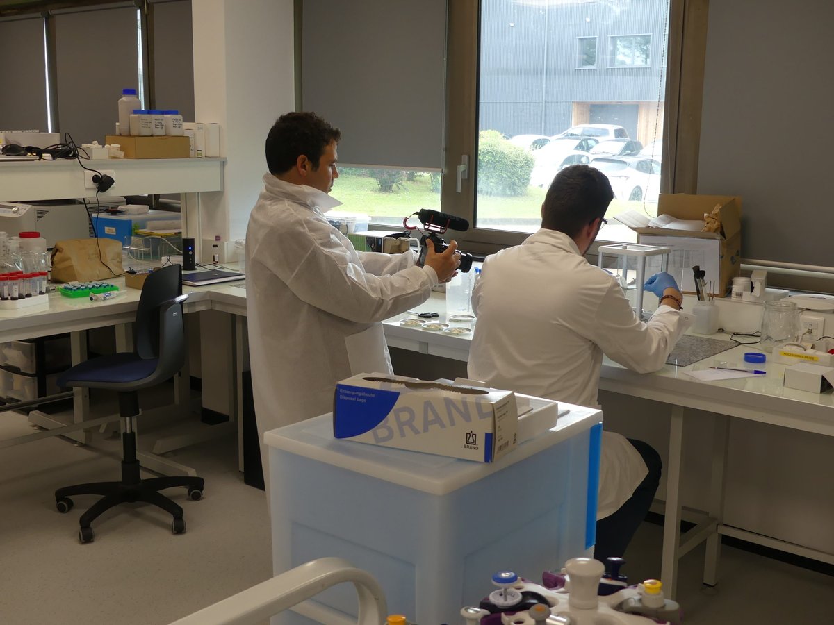 🎥Tournage en cours! Retrouvez les coulisses d'un reportage sur l'innovation en agro protection, tourné au cœur de nos installations !🤫 
⏳Rendez-vous en juin pour découvrir les experts PAT et #Cellengo en vidéo ! 
#interview #teasing