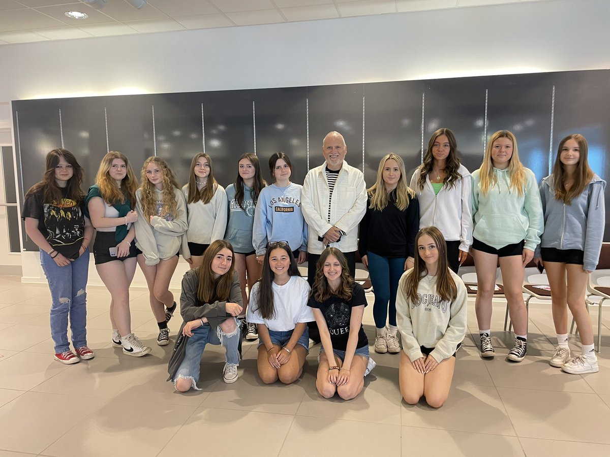 Pawb wedi mwyhau sioe ffasiwn @ColegSirGar 😍👗 Diolch <a href="/HuwFash/">Huw Rees🌈</a> ✨ <a href="/Ysgol_Strade/">Ysgol Y Strade</a>