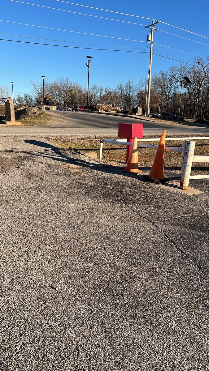 TurkeyMTN's tweet photo. Looks like nice weekend ahead and parking lots will be full. If you use the church across the street, they ask for a $3 donation in the red box and you not park there Sundays 9am to 1pm. https://t.co/BNe3TgcV7w
