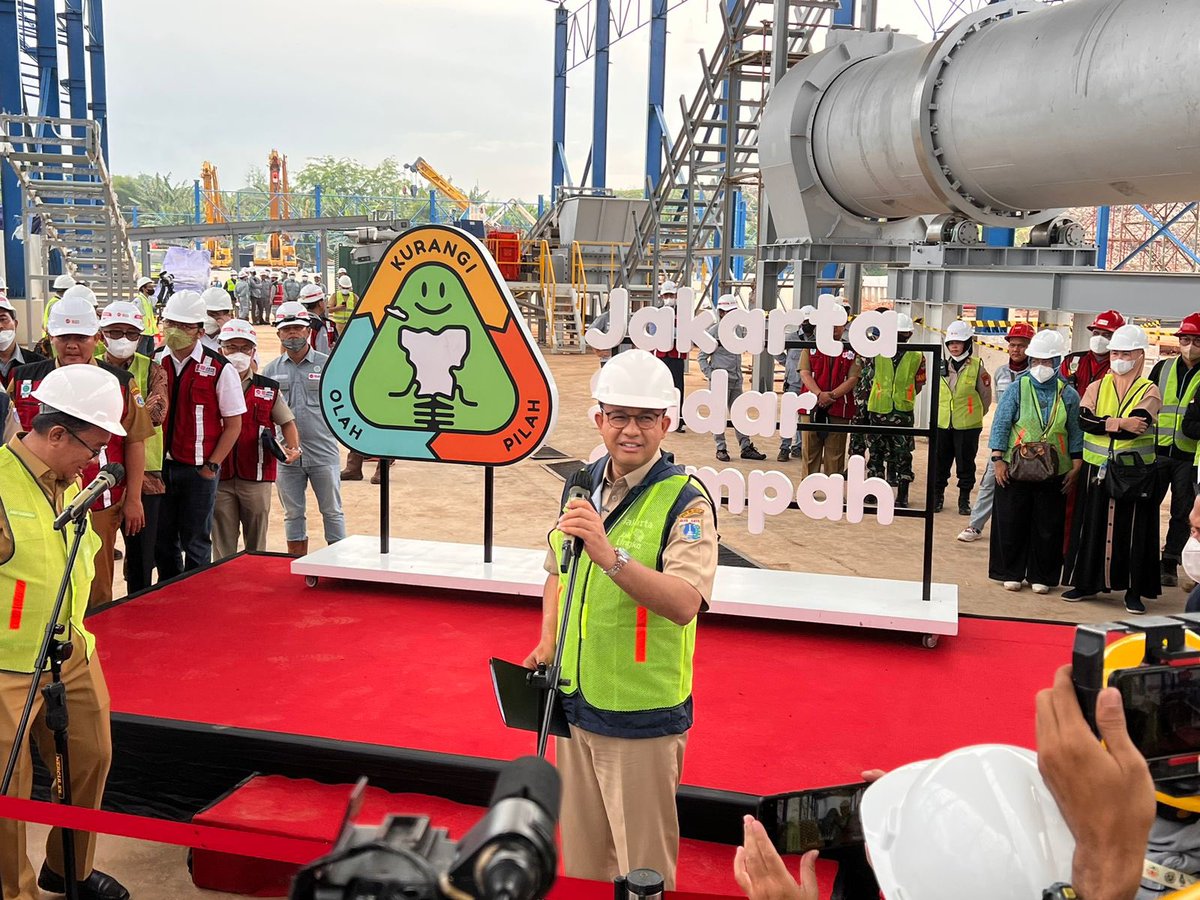 Dkwijaya9's tweet photo. Yang menarik, fasilitas pengolahan sampah milik pemerintah yang biasanya "sangar" juga dihiasi dengan empat sekawan ini 🎾🏐🏉🥏 https://t.co/9xQNhDsYex