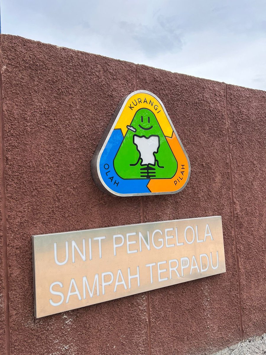 Dkwijaya9's tweet photo. Yang menarik, fasilitas pengolahan sampah milik pemerintah yang biasanya "sangar" juga dihiasi dengan empat sekawan ini 🎾🏐🏉🥏 https://t.co/9xQNhDsYex