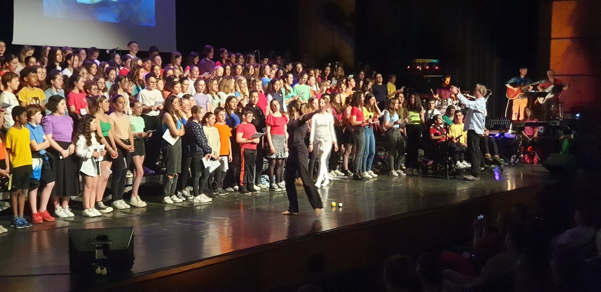 CollegeWeyer's tweet photo. Fantastique spectacle "Bouge de là !"
Par les chorales des Collegesde Bellenaves,Jules Ferry Vichy, Varennes et @CollegeWeyer .Chant et danse .Souvenirs exceptionnels pour nos élèves. @acclermont @DSDEN_03 @VilledeCusset @FerryVichy https://t.co/IFUwAHjqlP