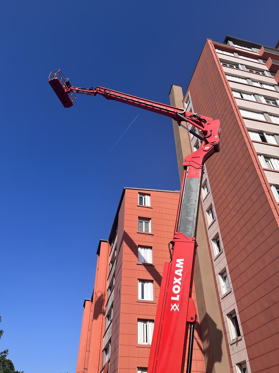MancelleH's tweet photo. 🎨 dans le cadre du festival Plein Champ @ofcourselemans la street artiste @Bkfoxx rencontre les locataires de la résidence Delagenière avant de commencer sa fresque.
A suivre… https://t.co/6NNFgeSLpC