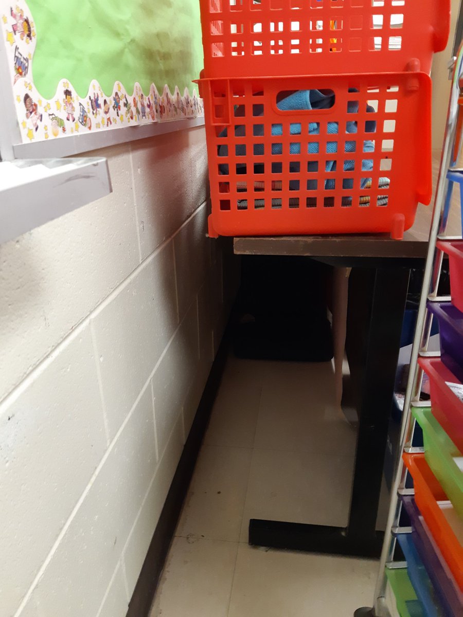 Je suis installée pour notre récompense cache-cache... Mes élèves viennent de passer et ils ne m'ont pas trouvée. #récompenseCSP #LaurierCarrière #1reLC #supercachette <a href="/CapitaineRFR/">Capitaine RFR</a>