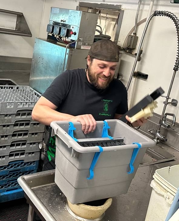 PlateScrape's tweet image. A very happy customer recieving new brackets and brushes!😊 #SpotlessDishes #RestaurantEssentials #SanitarySolutions #RestaurantSupplies