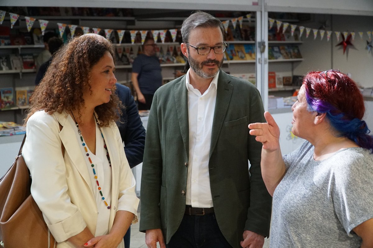 SocialistesdMca's tweet photo. 🔴 Avui hem estat a la fira del llibre de #Palma
 
📌  Un bon moment per desconnectar i gaudir de la cultura.

🌹 Des del partit socialista sempre hem defensat i defensarem la cultura de la nostra terra.
 
#PerTuPerMallorca #VotaPSIBPSOE https://t.co/Im70PCgU5I