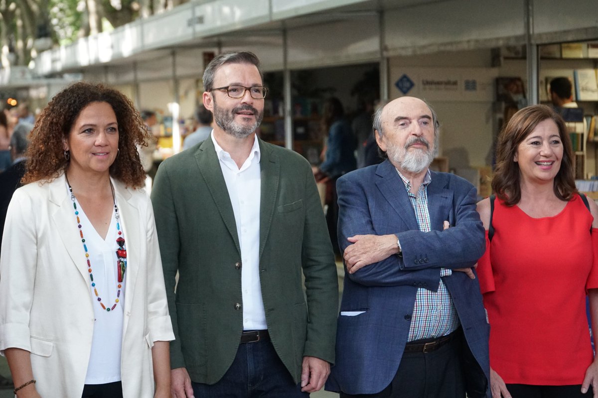 SocialistesdMca's tweet photo. 🔴 Avui hem estat a la fira del llibre de #Palma
 
📌  Un bon moment per desconnectar i gaudir de la cultura.

🌹 Des del partit socialista sempre hem defensat i defensarem la cultura de la nostra terra.
 
#PerTuPerMallorca #VotaPSIBPSOE https://t.co/Im70PCgU5I