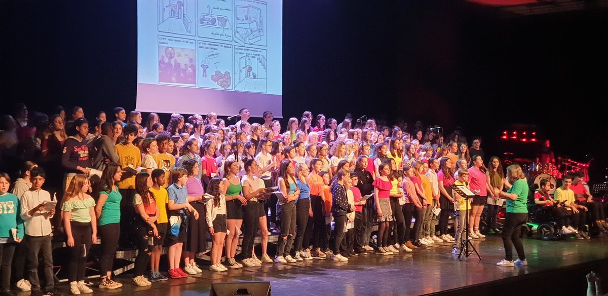 CollegeWeyer's tweet photo. Fantastique spectacle "Bouge de là !"
Par les chorales des Collegesde Bellenaves,Jules Ferry Vichy, Varennes et @CollegeWeyer .Chant et danse .Souvenirs exceptionnels pour nos élèves. @acclermont @DSDEN_03 @VilledeCusset @FerryVichy https://t.co/IFUwAHjqlP