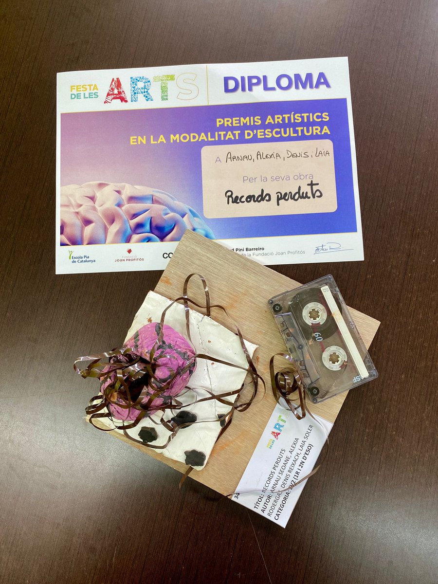 EpiaOlot's tweet photo. Volem felicitar a l’Arnau, l’Alexia, en Denís i la Laia perquè ahir van guanyar el premi del públic d’escultura a la Festa de les Arts celebrada a Barcelona amb la seva obra: Records perduts #artiescola #visualiplastica https://t.co/sMheT8tDPu