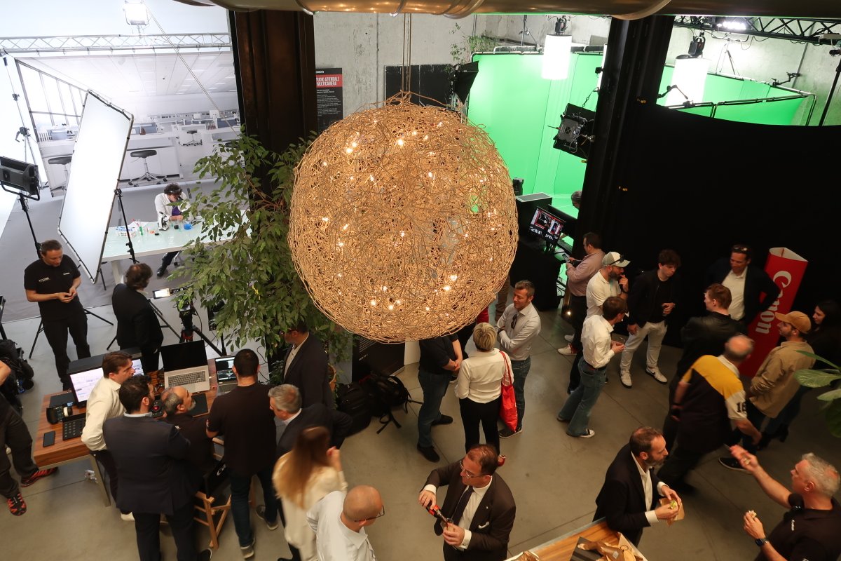CanonItaliaSpA's tweet photo. 📍 Ci siamo divertiti moltissimo a far esplorare ai nostri ospiti le tre incredibili aree espositive di Canon Vision! Non vediamo l'ora di vedere come le soluzioni Canon creeranno risultati straordinari nel settore della produzione. Grazie a chi è stato con noi a #CanonVision ! https://t.co/nwsBV5XQXz