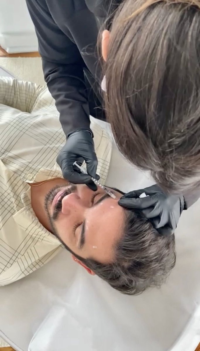 thelatebirds's tweet photo. Get your injectables 💉 with a view with our internal partner @skindesignlisboa! Only five minutes away walking from #TheLateBirds get a unique sight of the city and rejuvenate your look. Never is it too late to feel younger and prettier! #gayhotel #gay
👉🏼https://t.co/oRzy6J64N6 https://t.co/YCDFAcEZLg