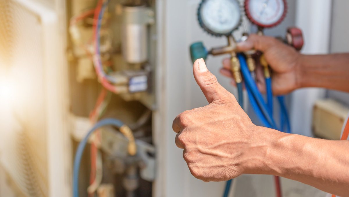 Improve energy efficiency and avoid costly breakdowns with year-round HVAC maintenance for your commercial building. Learn more in our latest blog post. #HVACMaintenance #CommercialBuildings #EnergyEfficiency

expressfmg.com/maximizing-eff…