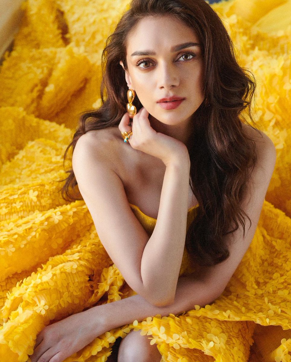 Actress Aditi Rao latest photoshoot pic 💛

#VisualDrops #actress #AditiRaoHydari @aditiraohydari #photoshoot