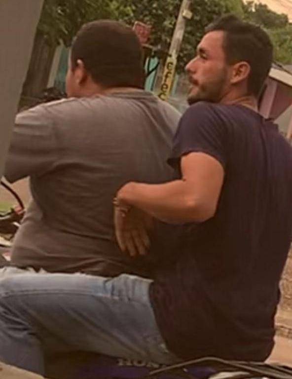 ColombiaVozAVoz's tweet photo. #Atención

 Comerciante asesinada en municipio #Simiti, en el #sur del departamento de #Bolívar, después de grabar este vídeo con el que #denuncia que era víctima de extorsión por parte de dos hombres que llegaron hasta su negocio. La víctima es Yulieth Rocío Fuentes de 40 años. https://t.co/dq8YDwJKDx