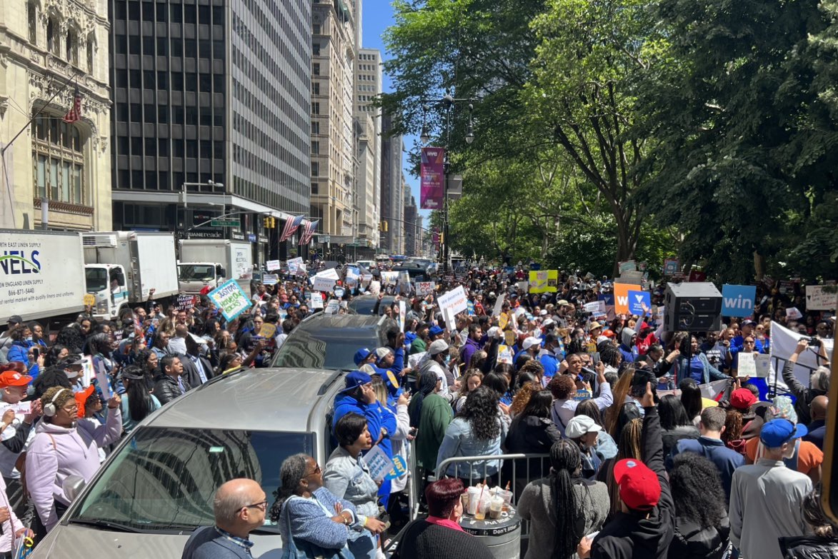 Poverty wages = staff vacancies & program closures—this hurts humans in need of services!

125K workforce. In NYC, 15% are eligible for food stamps & 55% are women of color

Yesterday, 6,000 strong stood in solidarity for #JustPay & 6.5% COLA #DayWithOutHumanServices #CareNotCuts