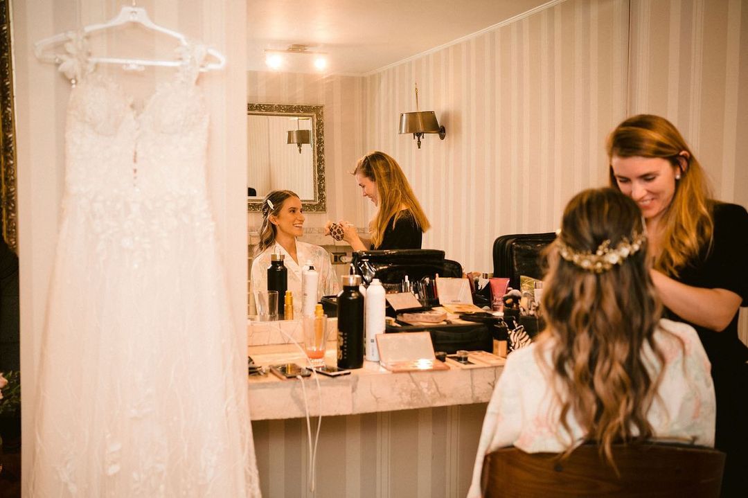 Muchos nos preguntan donde se cambia la novia y estas bellas fotos de @m_ignaciasb muestran nuestra "PIEZA DE LA NOVIA"
Visitanos y enamorate de CASONA SAN JOSE!

#casonasanjose #yomecasoencasonasanjose #novias #piezadelanovia #wedding #bodas #matrimonio #lugaresunicos #enamorate