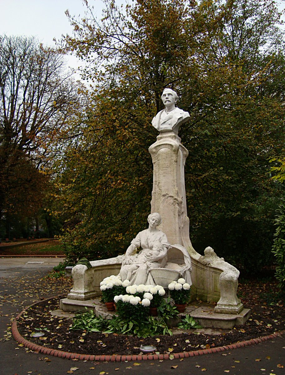 roubaix's tweet photo. Né un 27 mai à #Roubaix : Valentin Eugène Deplechin (1852-1926), sculpteur notamment du "Monument à Alexandre Desrousseaux" inauguré en 1902 à Lille, qui représente une dentellière endormant son enfant avec la célèbre berceuse du P'tit Quinquin, écrite par Desrousseaux. https://t.co/IXocDPF3dS