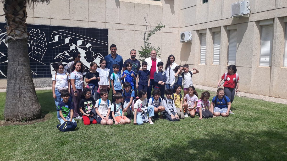 FacEducPsicUEx's tweet photo. Hoy, en nuestros laboratorios, haciendo divulgación con alumnos de 3º y 4º de Primaria del @AriasCeip:  "Los charcos, paraísos cercanos" y "Artrópodos, mucho más que bichos" de la mano de @jmmarcosmerino @Icorbacho1 @mabas04  @MMateos92 y @jsanmar80 https://t.co/56ul4SYixA