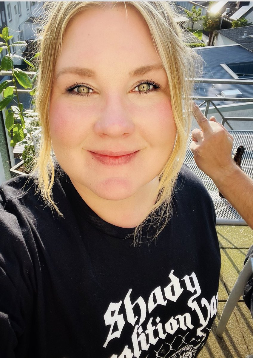 JessMize10's tweet image. #newshades and new @Eminem merch + a #photobomb from #hubby 😂 he is more #shady than me for sure #shadydemolition #shadytilidie #Eminem𓃵 🖕🏻