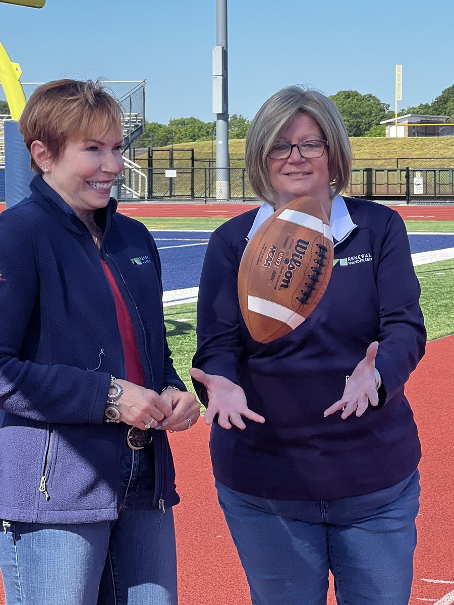 psfcabig33's tweet image. 📸Look who’s on location today! Do you recognize these ladies?

Thank you to our sponsor @RenewalPa and for sponsoring our @PeytonWalkerOrg heart screenings too! 💜

@NancyRyan717 thanks for joining us this morning! 

@GKVisual @GnazzoPromotion 

#givingback #renewalcares