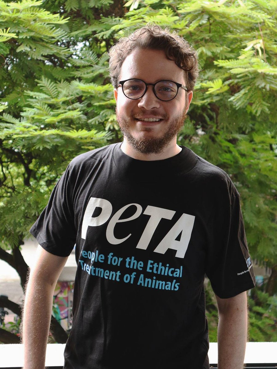 GabrielChica's tweet photo. Esta semana recibí esta bonita camiseta de @peta  @PETA_Latino 
Qué felicidad hacer parte de procesos que aportan, de tantas maneras, a la liberación de los otros animales. https://t.co/4qqFwP3LRn