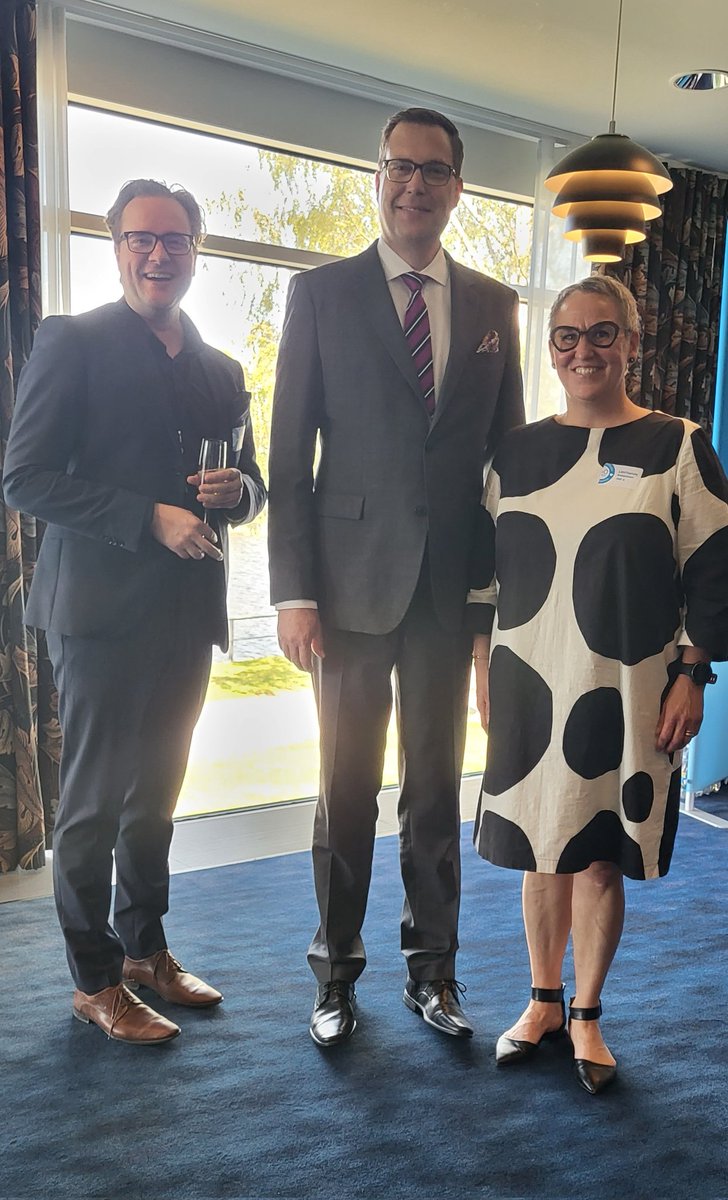 marjukka_m's tweet photo. Vähän sellainen kirsialm-siiramainen fiilis 🙈😇🤣Onneksi sain toisen kellolaisen tueksi 👍Kiitokset mukavasta kohtaamisesta ja huumorista #JanAndersson sekä hienoista juhlista #LähiTapiola Pohjoinen #LT160 https://t.co/mZhDqy2Ws3