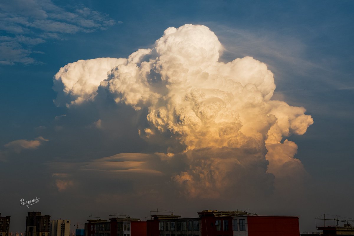 YijingLiu7's tweet photo. THIS IS UNBELIEVABLE！A clockwise supercell cumulonimbus in southern China with a multi-layer lenticular cloud in the inflow region(left of the picture,northwest)and even a little Kelvin Helmholtz wave on it！
Some nice pileus cloud are also here！@MikeOlbinski https://t.co/8wMviKj2gT