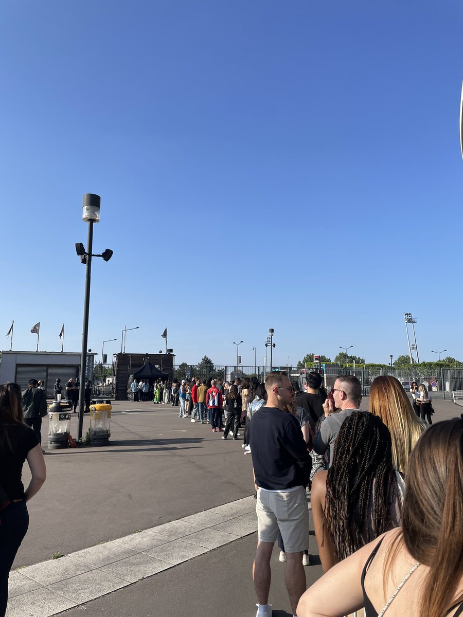 The queue to collect our VIP package in Paris stade France #RenaisanceWorldTour