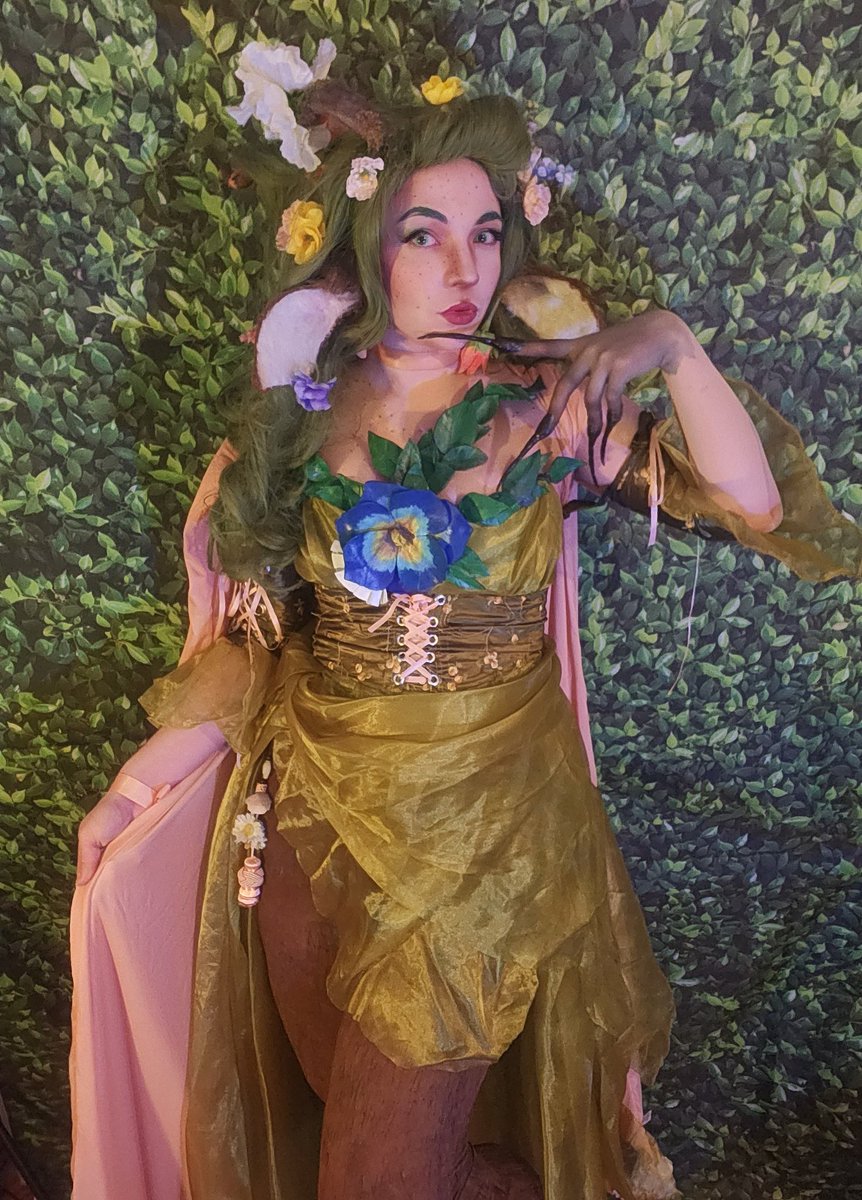 jara_b_sewing's tweet photo. I finally got a photo backdrop setup 🍃
#fearnecalloway #fearne #criticalrole #criticalcosplay https://t.co/knYltWPsu9