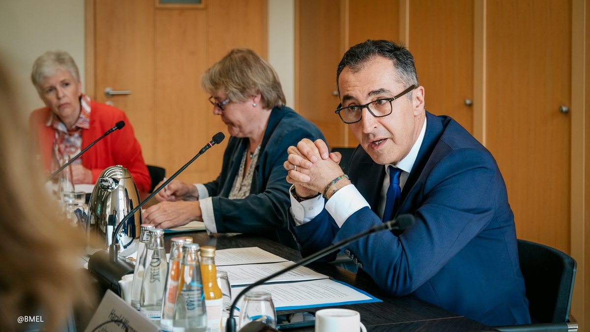BMLEH_Bund's tweet photo. Eine Transformation des Fleischsektors in 🇩🇪 hin zu mehr #Nachhaltigkeit ist erforderlich. Wir #BMEL wollen beim Prozess und Herausforderungen unterstützen. Deshalb trifft BM @cem_oezdemir die Verbände der Fleischwirtschaft - u.a. zu #Tierhaltungskennzeichnung und Fleischexport. https://t.co/xJCyWMZauV