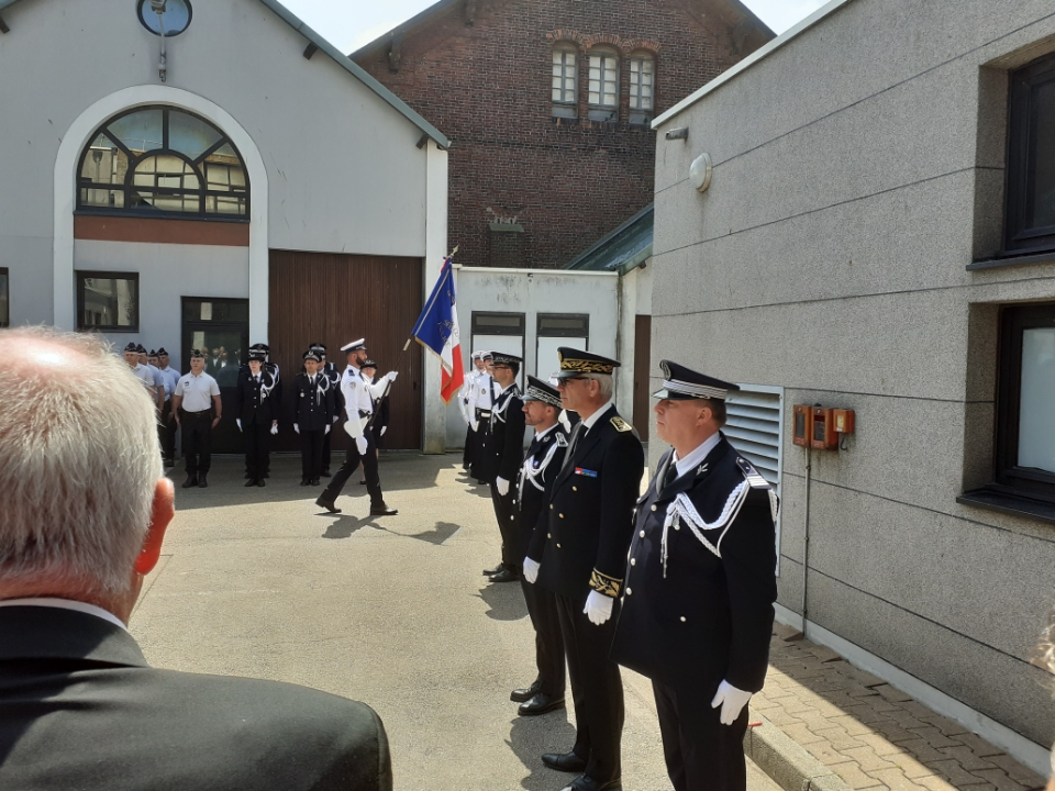 Prefet76's tweet photo. Cérémonie 🇫🇷

En présence du sous-préfet de Dieppe, le Directeur départemental de la sécurité publique de @PoliceNat76 a accueilli Laurent Noyelle, nouveau chef de la circonscription de sécurité publique de #Dieppe. https://t.co/DLqTZRWeoc