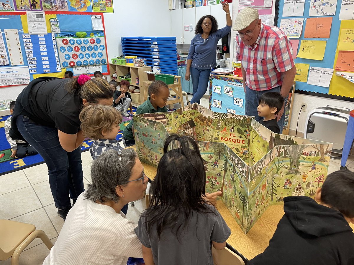 CuatrogatosLIJ's tweet photo. Cuatrogatos hoy en uno de los centros de Le Jardin Community Center: descubriendo con los niños “El bosque”, libro gigante de Sebastián Ilabaca publicado en Chile por Ediciones Liebre.
@palomavaldivia #edicionesliebre https://t.co/FZh4WuGqSv