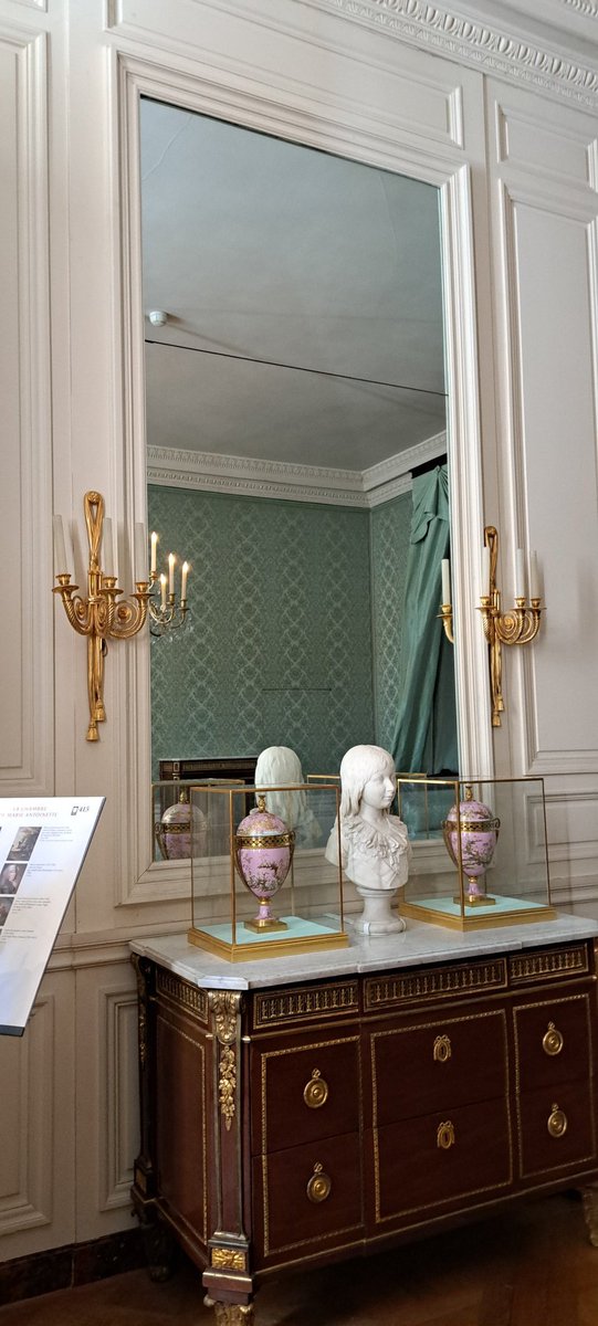 Esperaba que la habitación de María Antonieta en #ChâteauDeVersailles fuera más lujosa, la verdad.