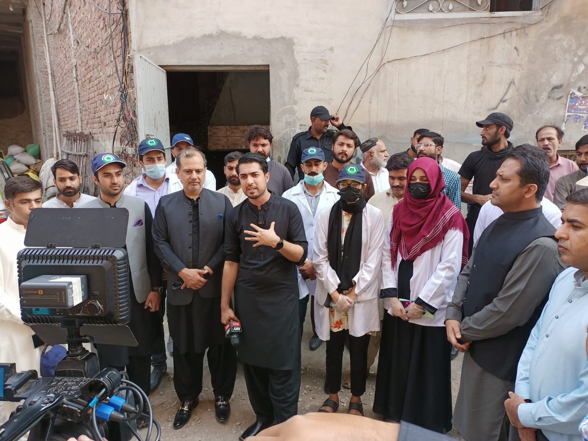iqrarulhassan's tweet photo. ٹیم سرِعام نے ڈی جی پنجاب فوڈ اتھارٹی راجہ جہانگیر انور اور اُن کی ٹیم کے ساتھ جعلی کولڈ ڈرنکس اور جعلی دیسی گھی بنانے والی فیکٹریوں پر چھاپہ مار کر ہزاروں بوتلیں اور کئی ٹن جعلی دیسی گھی برآمد کر لیا۔ تفصیل کل شام سات بج کر تین منٹ پہ، اے آر وائے نیوز پر ملاحظہ کیجئے۔ https://t.co/B7YgHzxrCW