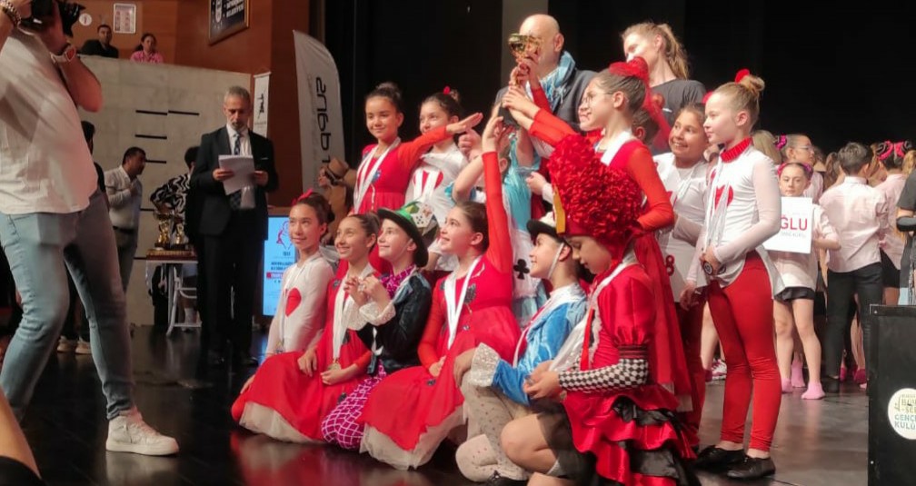 Türkiye Dans Sporları Federasyonu tarafından 17-19 Mayıs 2023 tarihleri arasında Bursa’da düzenlenen Show Dance  Çocuklar Formasyon kategorisinde Yalıkavak Neşe Doğan İlkokulu 4.sınıf öğrencisi Mira Deniz Çınar Türkiye 1. ayrıca Jaz Dans Çocuklar dalında Türkiye 1. si olmuştur.