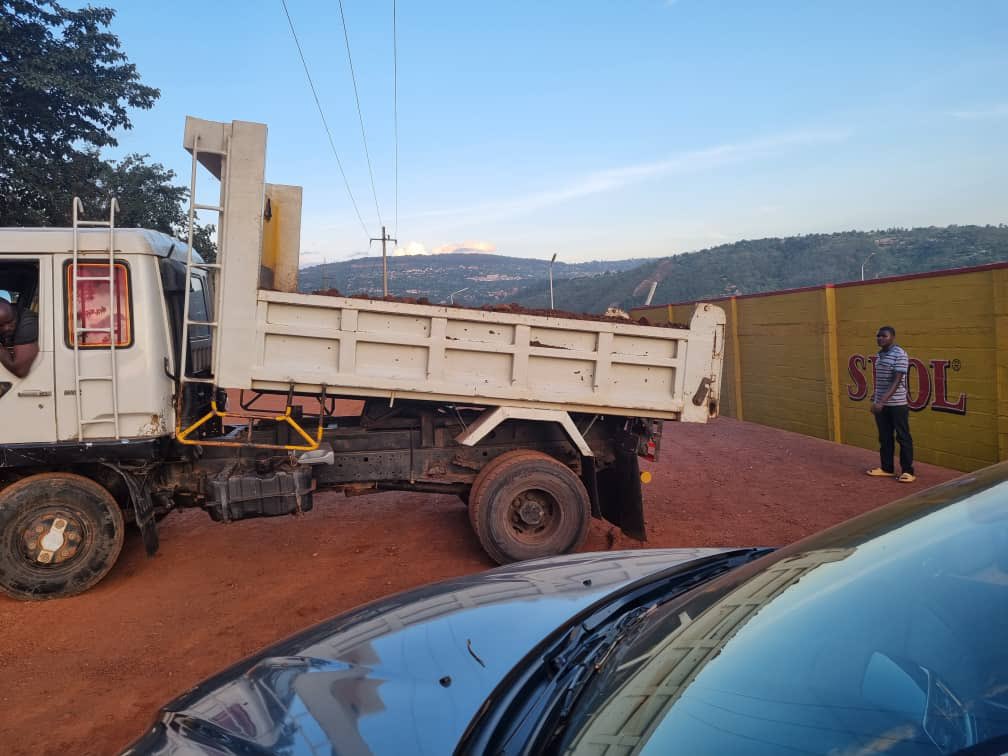 SkolRwanda's tweet photo. Imyiteguro y’umuganda uzaba ejo 27/05/2023 wo gusibura imiyoboro y’amazi no gusana umuhanda wo mu Nzove irarimbanije. @CityofKigali @Nyarugenge @kanyinya_sector @nzovecell https://t.co/hcaWkZaXtB