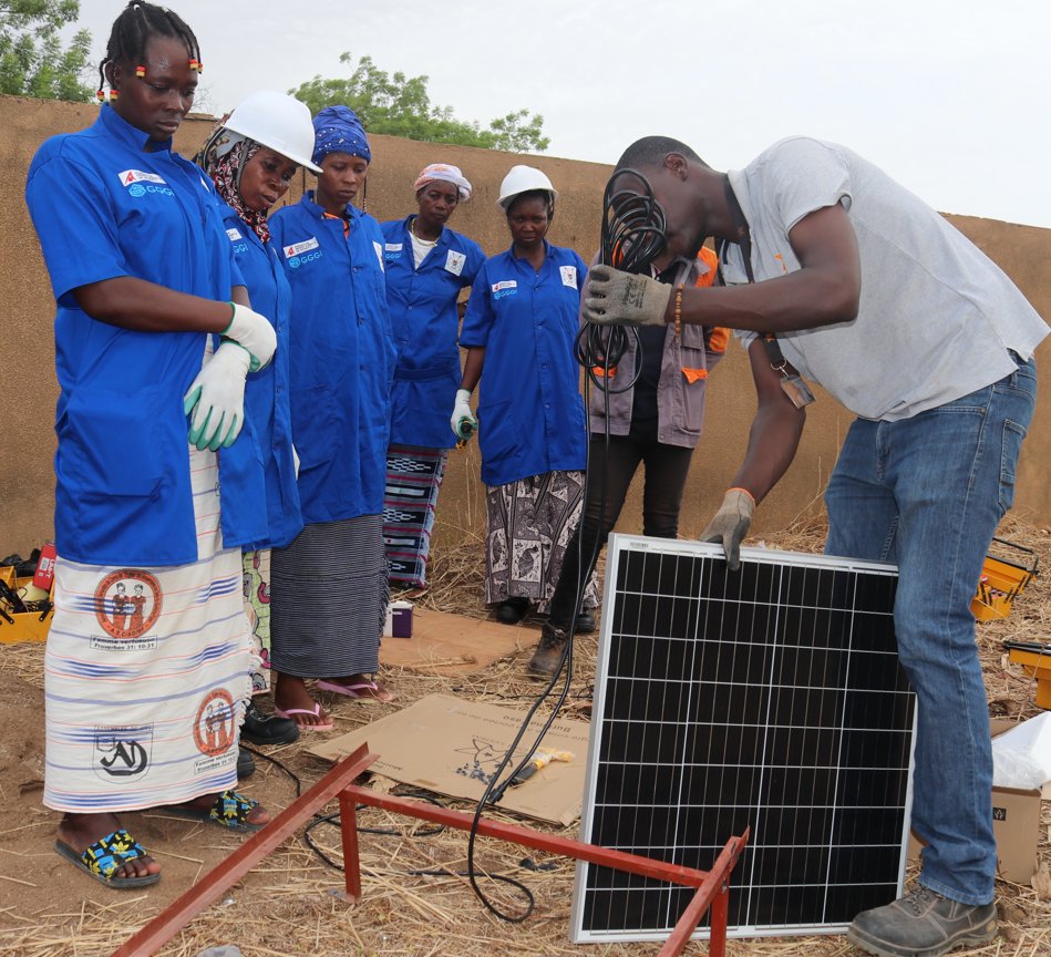 Our 31 elders/grandmothers now become solar energy technicians trained at the Regional @Barefoot College #BurkinaFaso. 👭🏿 They will work hard💪🏿for the solar energy electrification ☀️ at villages.<a href="/FPA2/">FPA2</a> <a href="/gggi_hq/">GGGI</a> Regional <a href="/BarefootCollege/">Barefoot College International</a> #EnvironmentMinistry #BF <a href="/LJalasjoki/">Laura Jalasjoki</a> <a href="/MLaczo/">Mona Laczo</a>