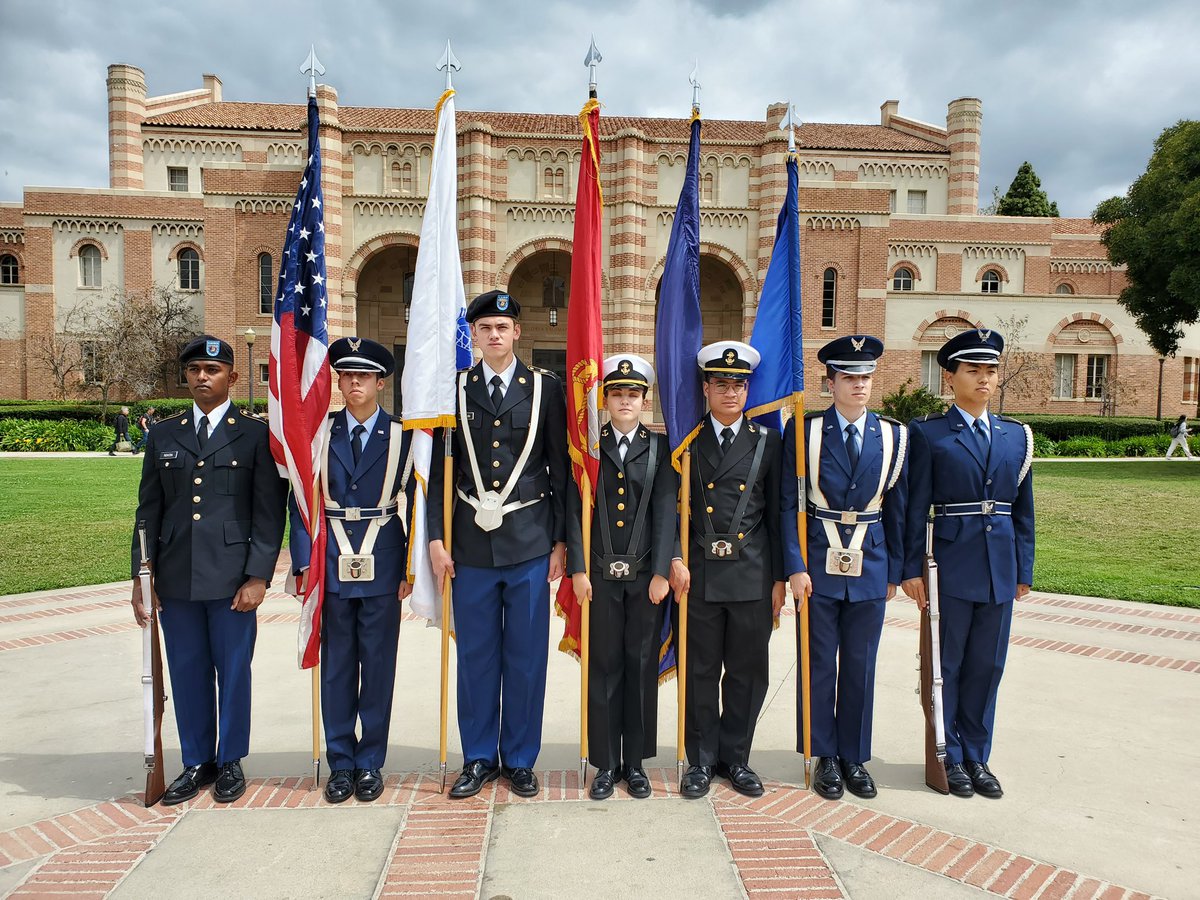 UCLA_Army_ROTC's tweet image. Thanks to all the campus departments who came together to ensure our community remembers and appreciates those who sacrificed so much for our freedoms.
📸: Ms. Nakagawa
#ucla #armyrotc #bruinbn #uclamiles4memorialday #colorguard #sceneatucla #leadersmadeheresince1920