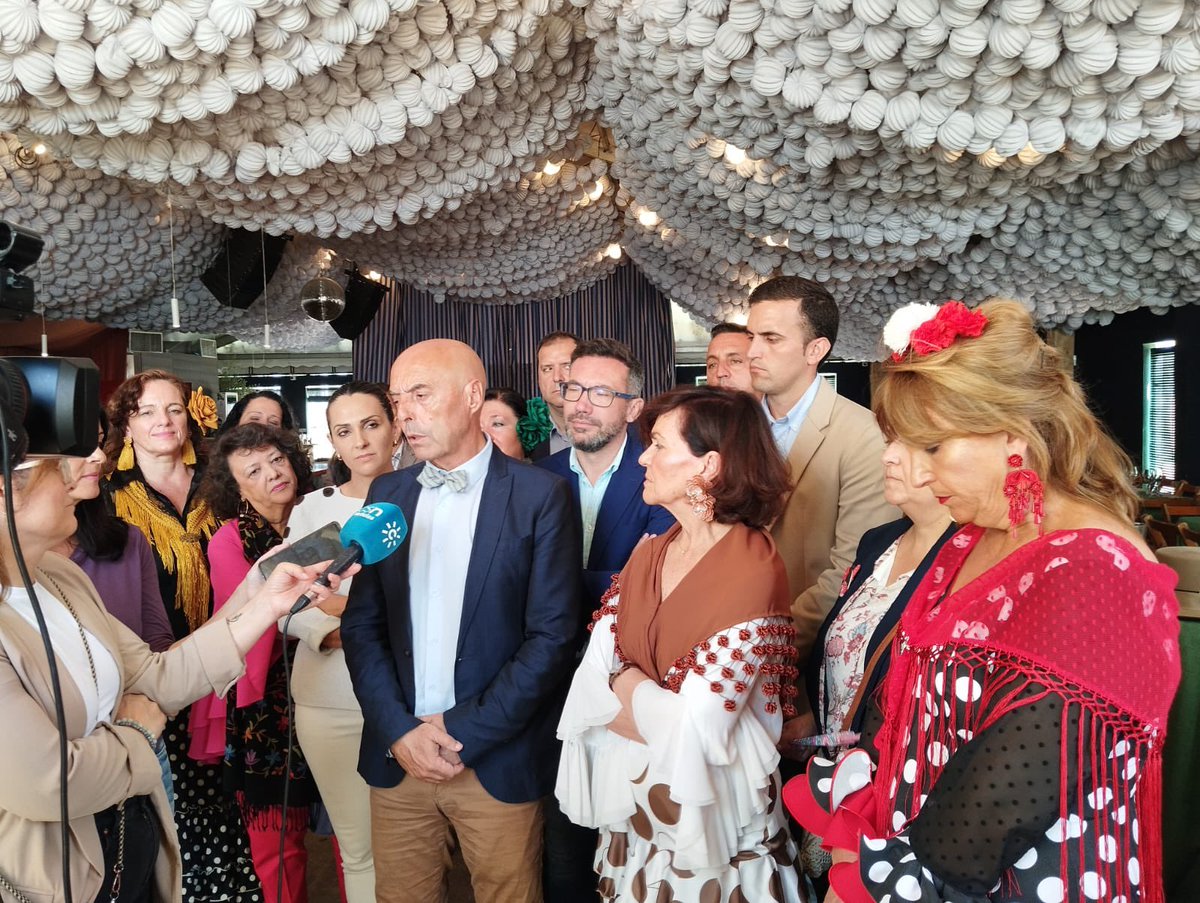 AntonioHurtado's tweet photo. Rueda de prensa en la feria #Esperanza #ElCambioParaCórdoba #AntonioHurtado #VotaPSOE 🌈💚🌹 https://t.co/qBrjadaj93
