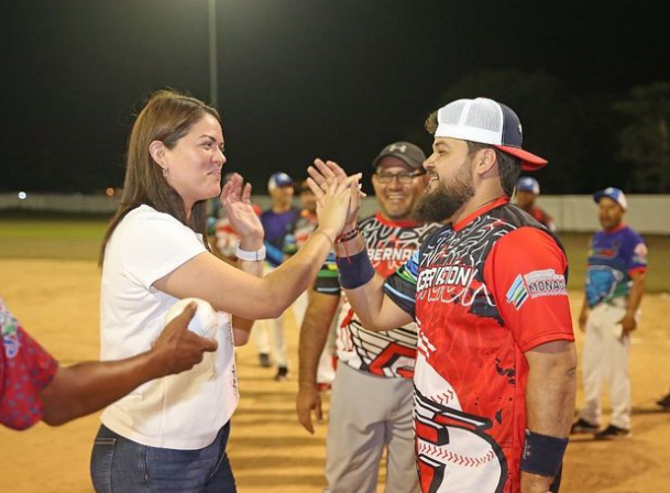 anafuentespsuv's tweet photo. Anoche el gobernador @ErnestoLunaPsuv nos demostró que sigue siendo un gran deportista jugando en un partido de sóftbol entre los equipos de la parroquia de Jusepin y la Gobernación en el estadio que entregamos completamente rehabilitado.👏🏻

#SiempreJuntoAlPueblo #Maturin https://t.co/LiE0eLsvxR