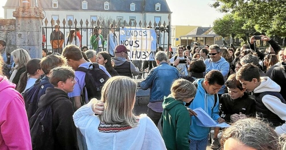 LeTelegramme's tweet photo. La grogne persiste au collège Jean-Paul II à Ploemeur : « Rendez-nous Vincent Huby »
➡️ https://t.co/soHdayvFTi https://t.co/4H9CljiPZv