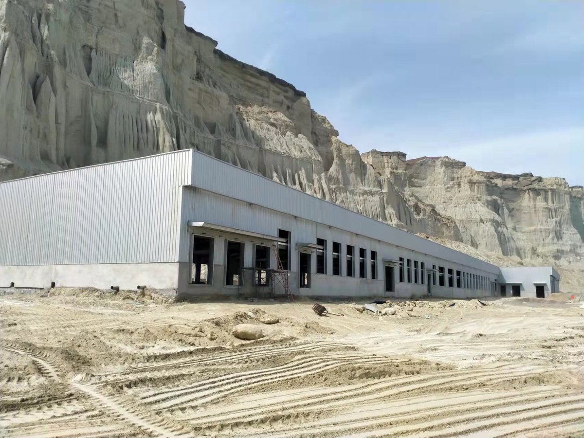 HangengPakistan's tweet photo. The installation of the steel structure workshop in Han Geng Agricultural Industrial Park is coming to an end! Equipment installation started in June @PR_COPHC @Gwadar_Pro https://t.co/UkYkI9cyA9