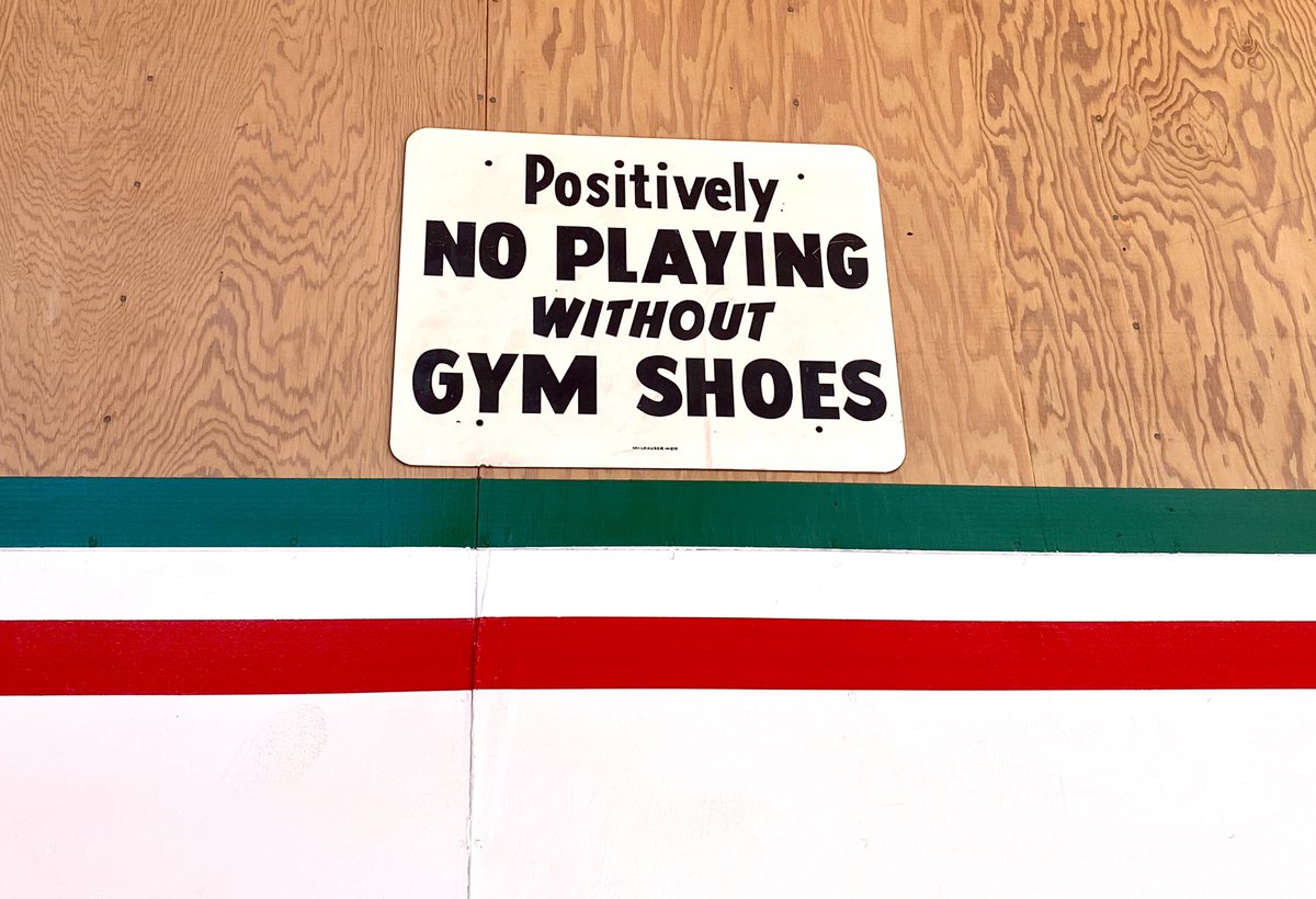 peterhartlaub's tweet image. I’m definitely looking for an invite to return to @SFItalianAC to:

🇮🇹 Hang out with Romano “the most famous bartender in North Beach.”

🇮🇹 Play on the SFIAC basketball court, which is frozen in time &amp;amp; reminded me of the gym in “The White Shadow.”

sfchronicle.com/podcasts/artic…