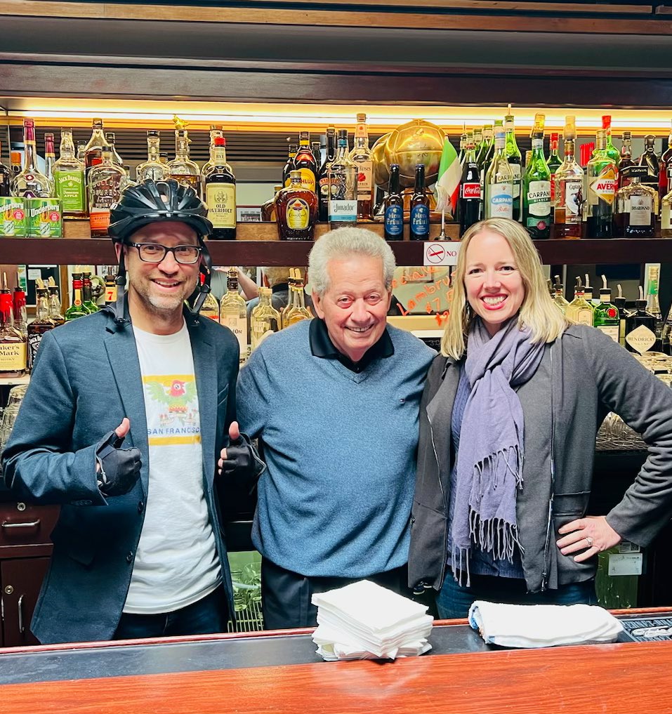 peterhartlaub's tweet image. I’m definitely looking for an invite to return to @SFItalianAC to:

🇮🇹 Hang out with Romano “the most famous bartender in North Beach.”

🇮🇹 Play on the SFIAC basketball court, which is frozen in time &amp;amp; reminded me of the gym in “The White Shadow.”

sfchronicle.com/podcasts/artic…